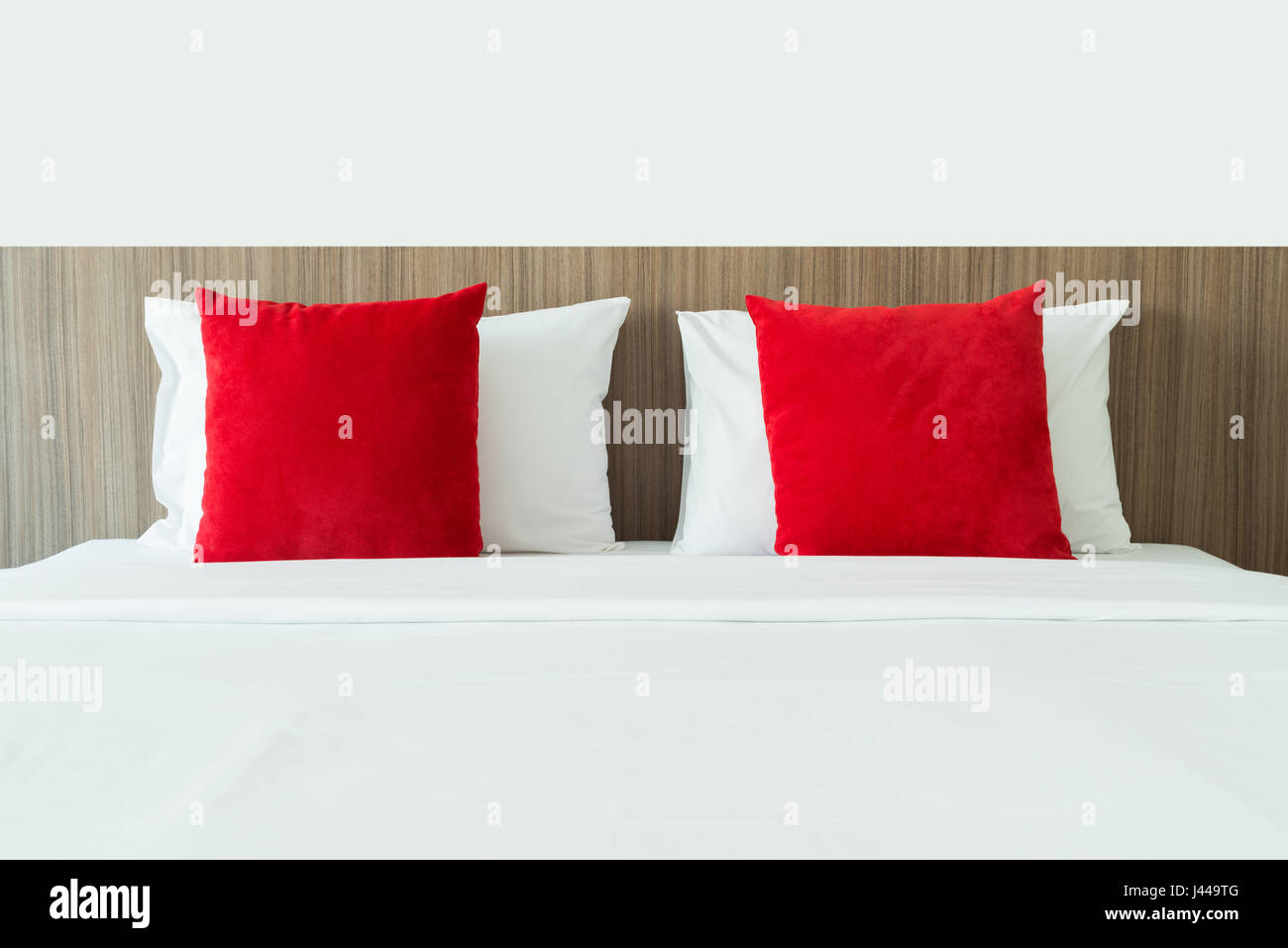 Roten und weißen Kissen auf einem Bett Stockfoto
