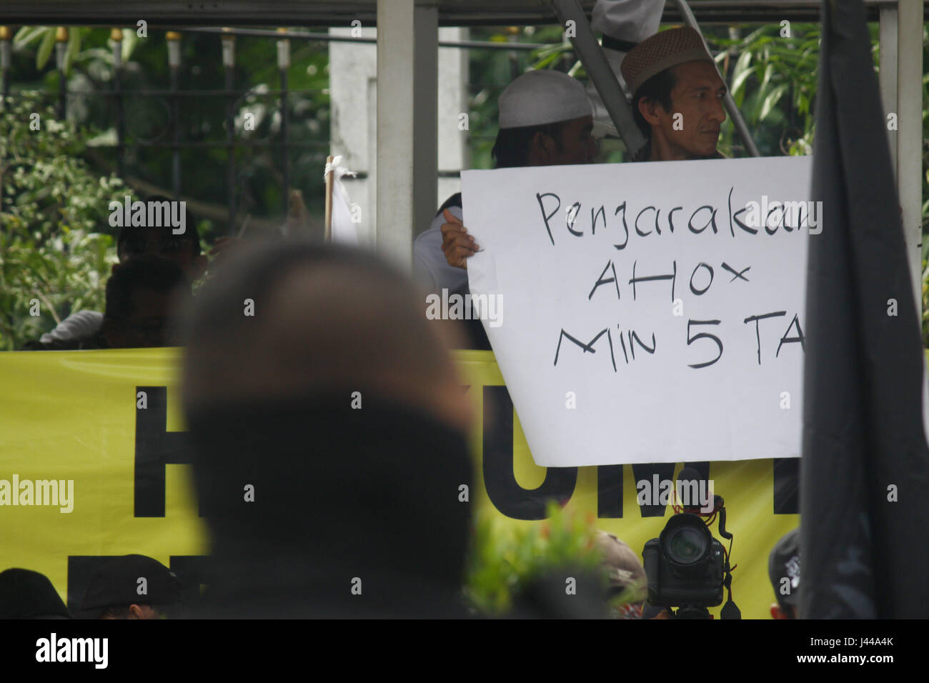 Jakarta, Indonesien. 9. Mai 2017. Tausende von Muslimen versammelten sich vor dem Landwirtschaftsministerium Büro, Süd-Jakarta, wo die Verhandlung ein Urteil über die Lästerung des Islam mit dem Beklagten Jakarta Gouverneur Basuki Tjahaja Purnama stattfand. In der Studie ordnete der Richter, dass die Basuki oder Ahok, diffamieren Islam durch Aufrufen von al-Maidah Vers 51 der Koran von der politischen Elite verwendet, um die Öffentlichkeit in Wahlen Schlachten zu täuschen schuldig war. Dafür verurteilt Richter Ahok mit 2 Jahren Haft. Bildnachweis: Pazifische Presse/Alamy Live-Nachrichten Stockfoto