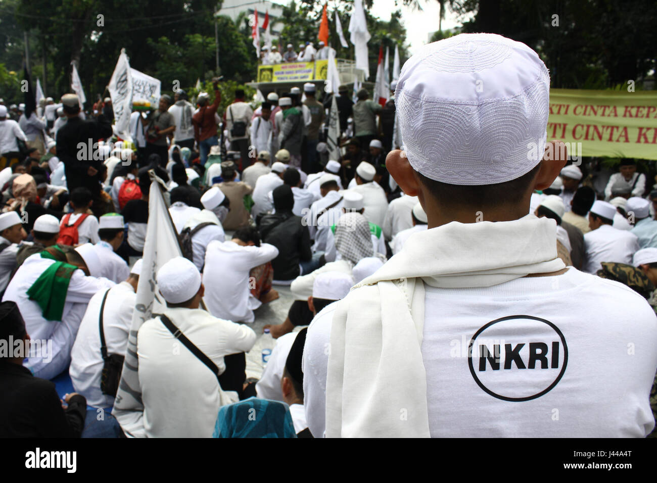 Jakarta, Indonesien. 9. Mai 2017. Tausende von Muslimen versammelten sich vor dem Landwirtschaftsministerium Büro, Süd-Jakarta, wo die Verhandlung ein Urteil über die Lästerung des Islam mit dem Beklagten Jakarta Gouverneur Basuki Tjahaja Purnama stattfand. In der Studie ordnete der Richter, dass die Basuki oder Ahok, diffamieren Islam durch Aufrufen von al-Maidah Vers 51 der Koran von der politischen Elite verwendet, um die Öffentlichkeit in Wahlen Schlachten zu täuschen schuldig war. Dafür verurteilt Richter Ahok mit 2 Jahren Haft. Bildnachweis: Pazifische Presse/Alamy Live-Nachrichten Stockfoto