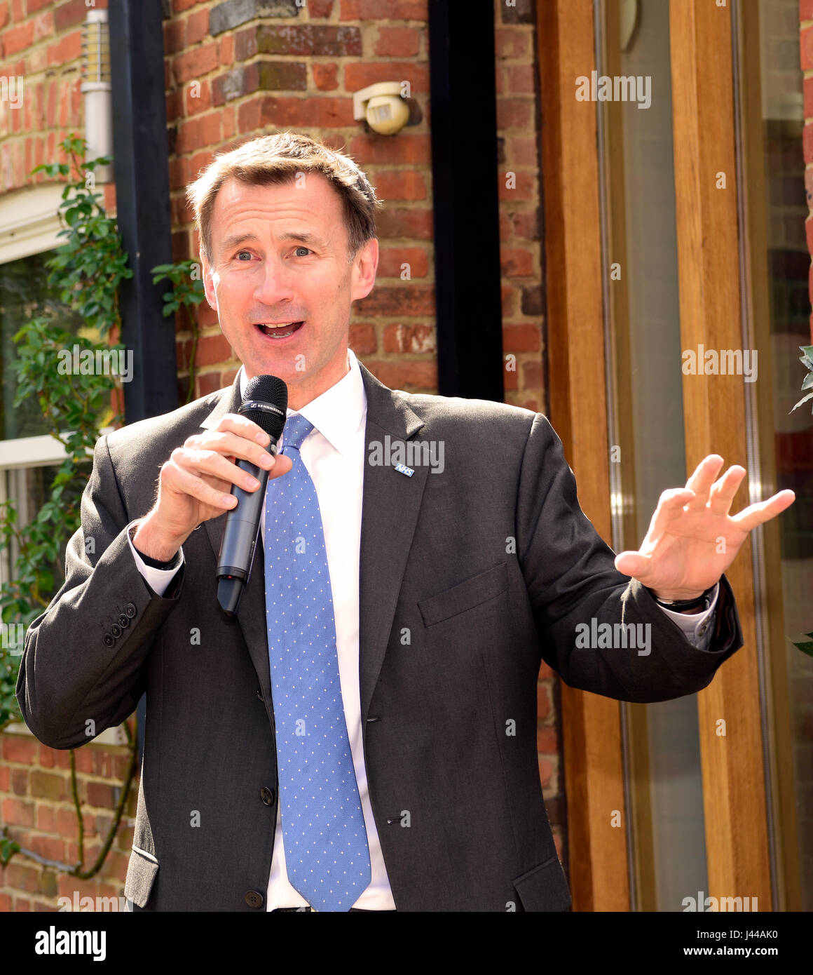 Konservative MP & Secretary Of State for Health Jeremy Hunt anlässlich der Eröffnung einer neuen Gesundheit Beratung, Farnham, Surrey, UK. 05.05.2017. Stockfoto