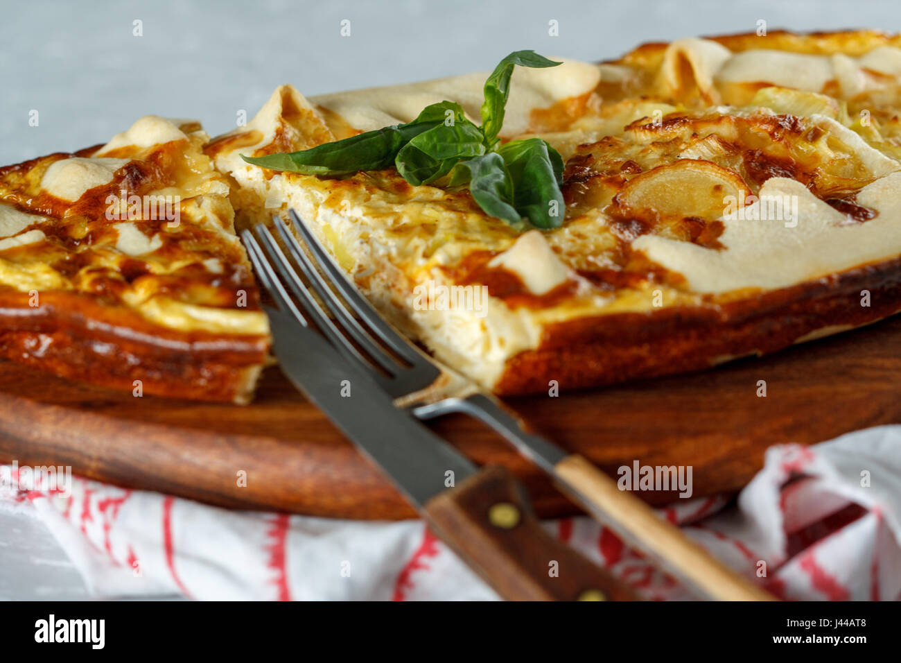 Hausgemachte French open, Kuchen mit Lauch und Käse. Quiche. Stockfoto