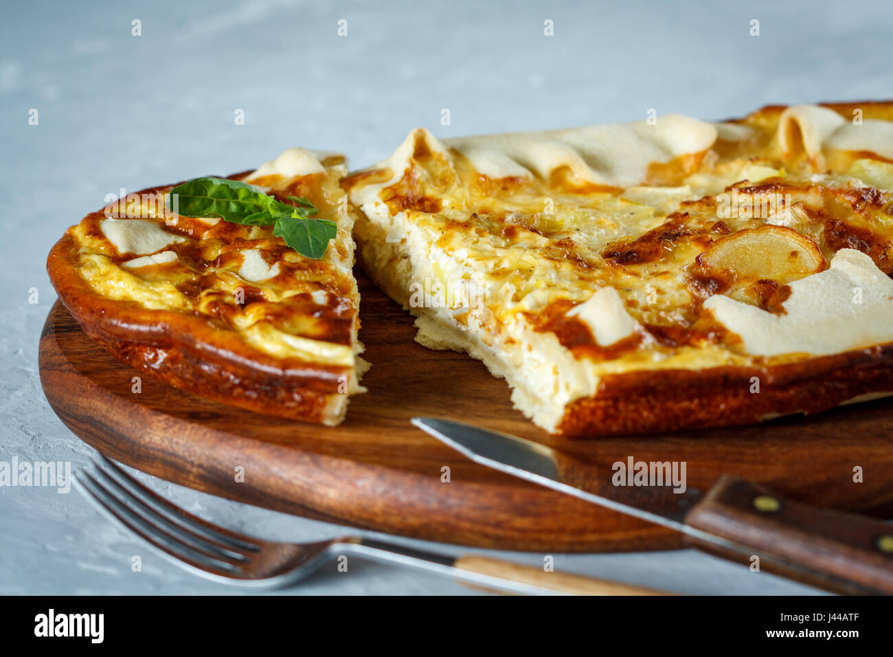 Hausgemachte Torte mit Lauch und Käse geschnitten. Französische Quiche. Stockfoto