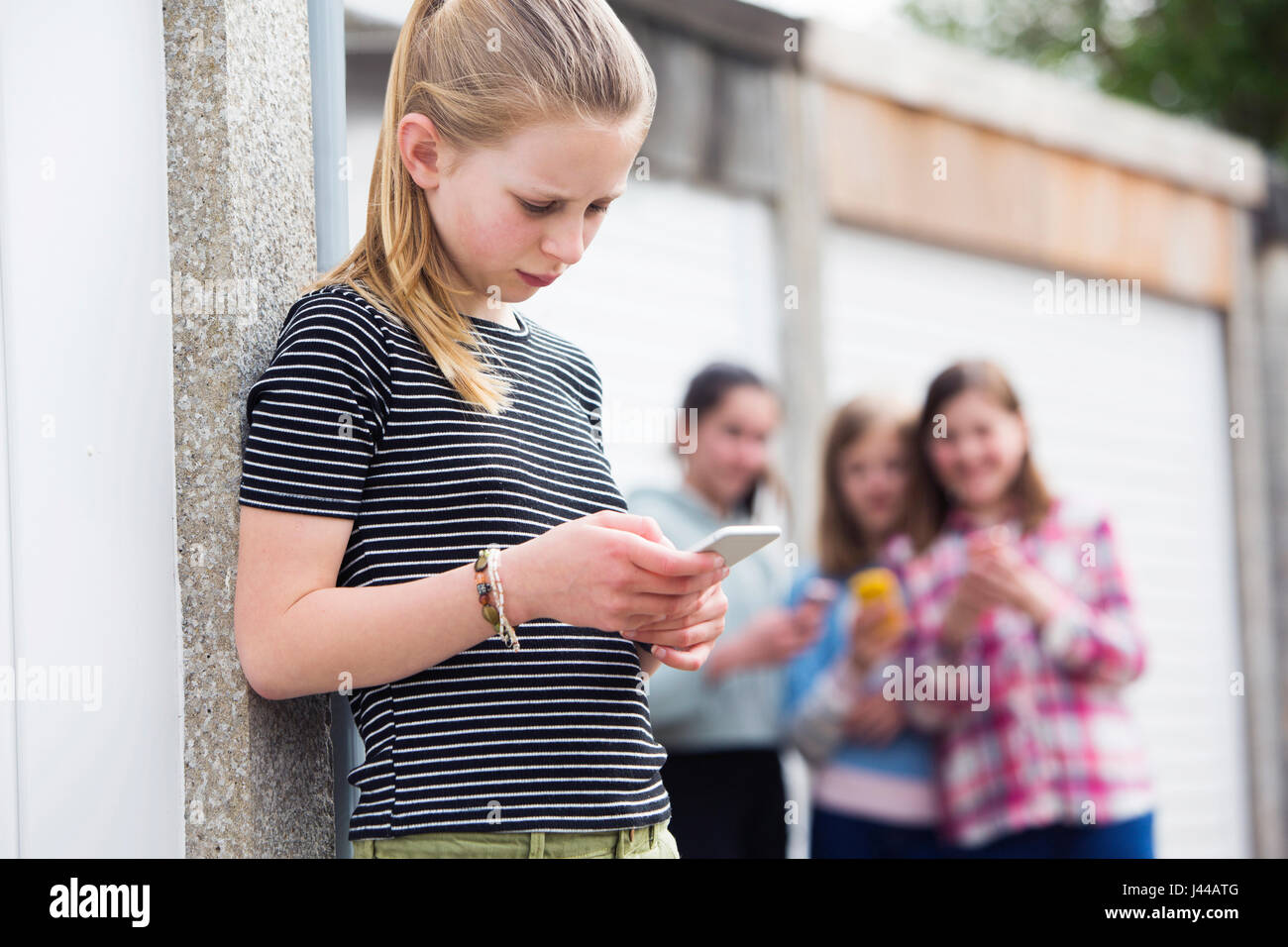 Pre Teen Mädchen gemobbt per SMS Stockfoto