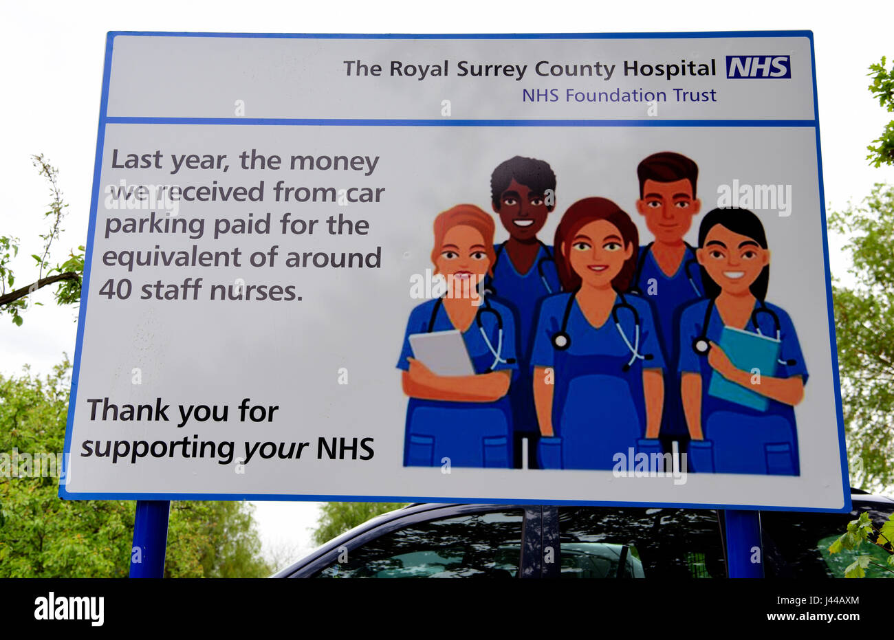 Melden Sie sich am königlichen Surrey County Hospital Darstellung seine Begründung für die Parkplatz-Gebühren, Guildford, Surrey, UK. Stockfoto