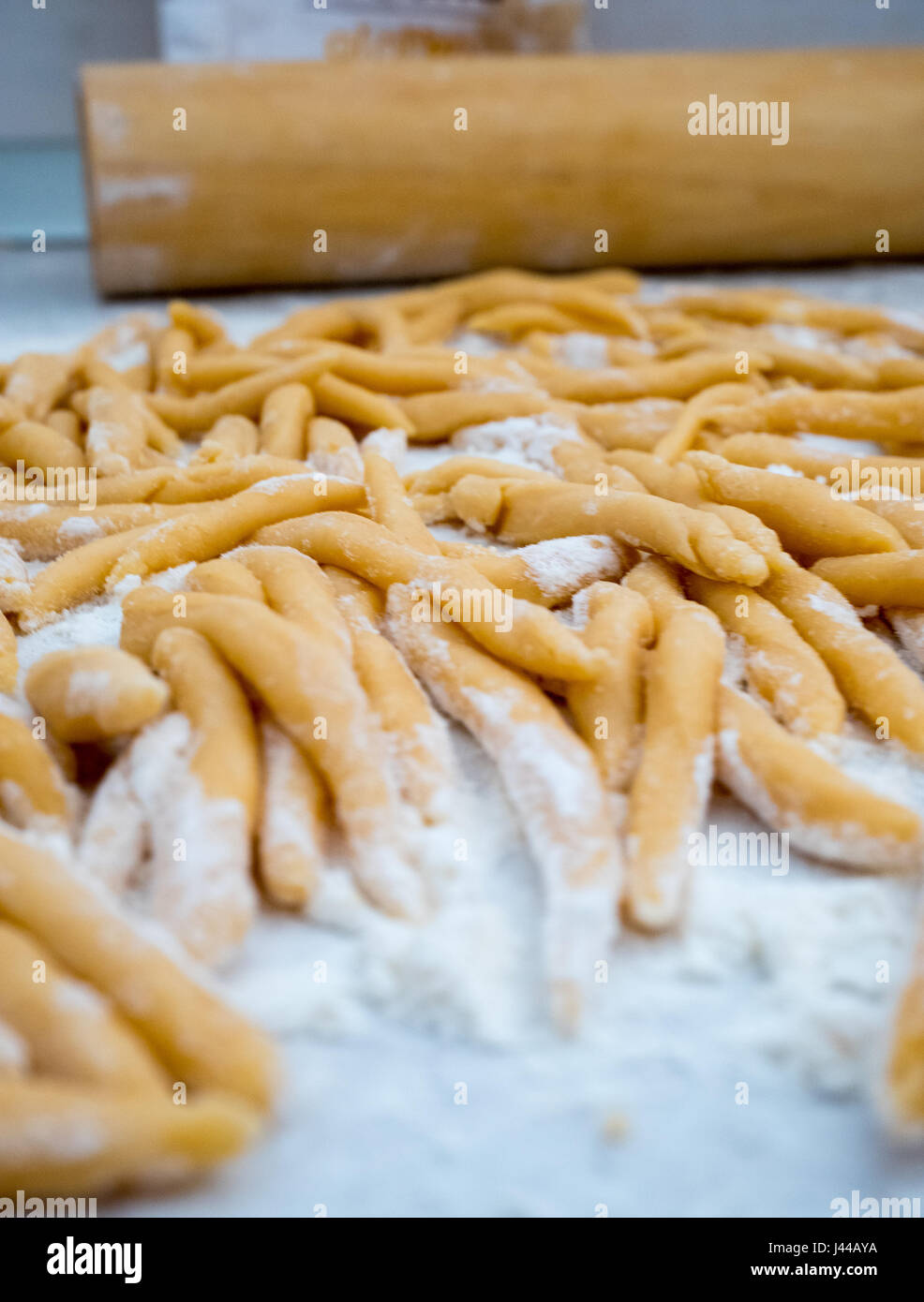 Frische Zuhause gemacht Nahaufnahme mit Nudelholz im Hintergrund einfügen Stockfoto