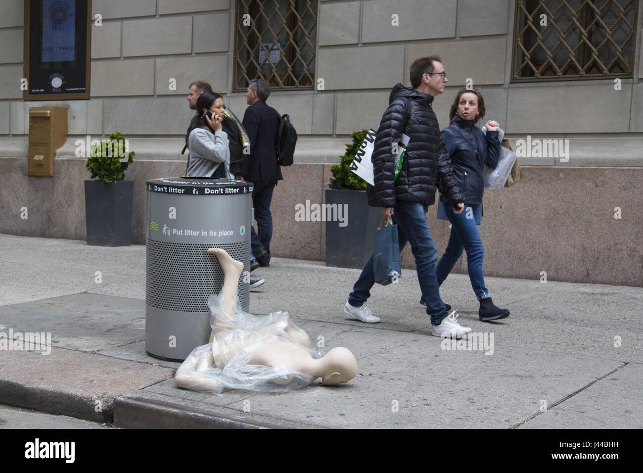 Mannequin auf dem Bürgersteig entlang 6th Avenue in Midtown Manhattan, NYC verworfen. Stockfoto