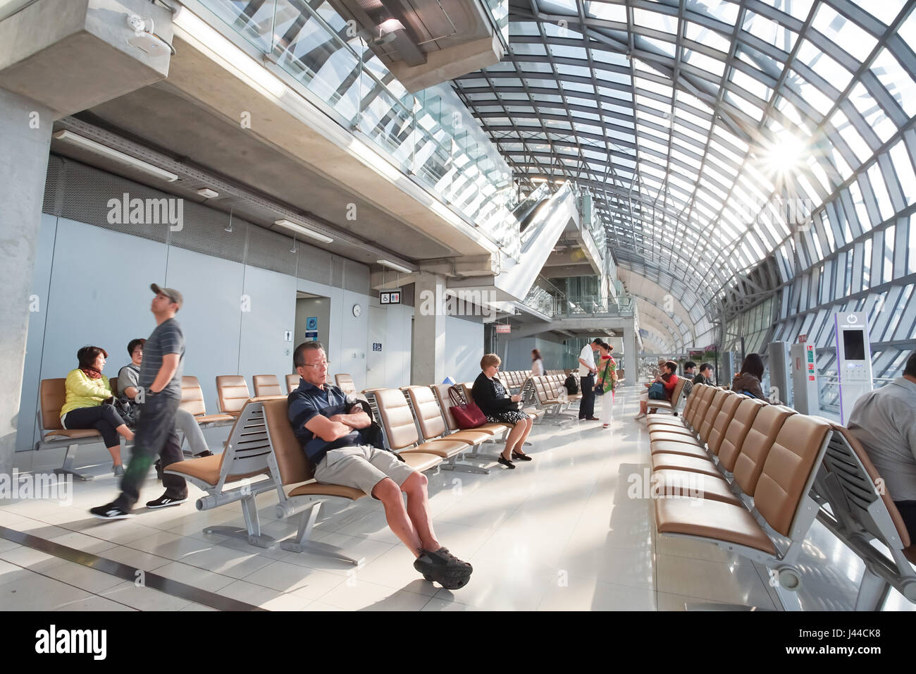 SAMUT PRAKAN, THAILAND - 19. Januar 2017: Reisende, Passagiere warten Flug im Terminal des Flughafen Suvarnabhumi Stockfoto