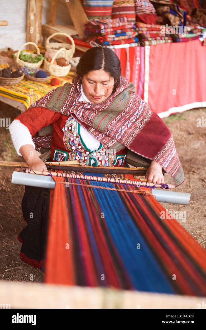 Cusco, Peru - 21. April 2017: Frau Arbeit in Chinchero traditionelle Herstellung in Cusco-Peru Stockfoto