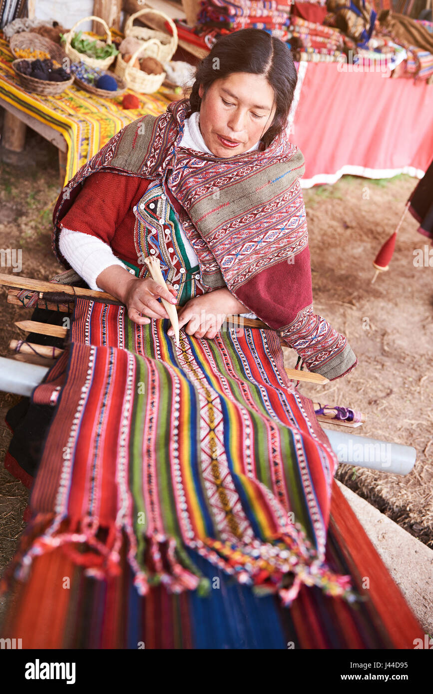 Cusco, Peru - 21. April 2017: Peruanische Frau mit Inka wolle. Frau treffen traditionelle Wolltuch Stockfoto