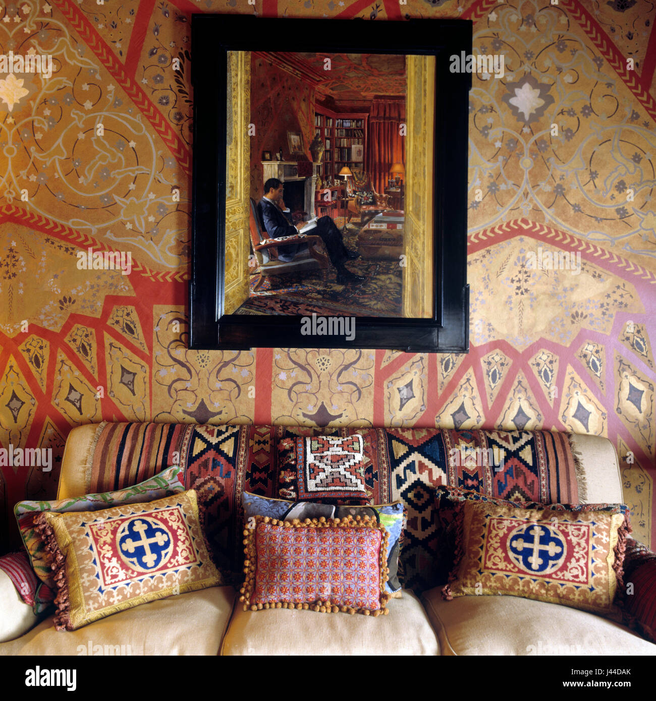 Porträt des Alidad von Victor Edelestein im Zimmer welche Sicht von Kunstwerken mit islamischen Motiven gemusterte Tapete Stockfoto