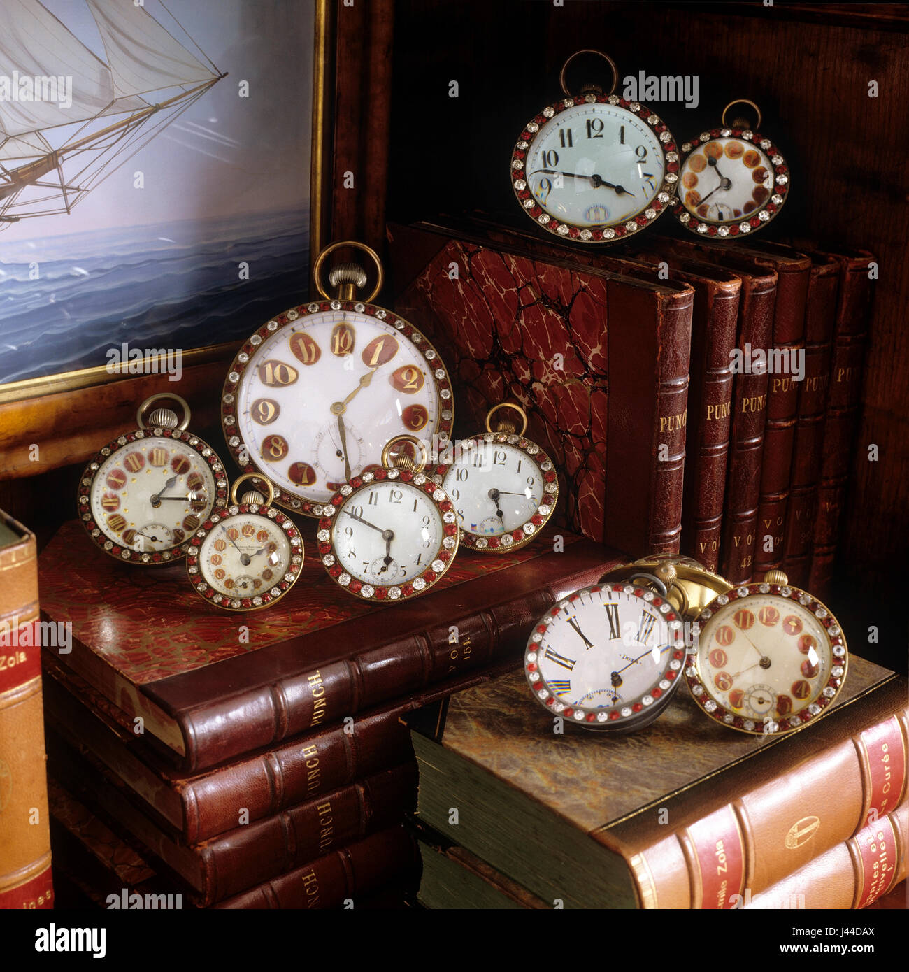 Ende des 19. Jahrhunderts Glas Kugel Uhren Leder gebundene Bücher bekleben umgibt, die mit farbigen Steinen Stockfoto