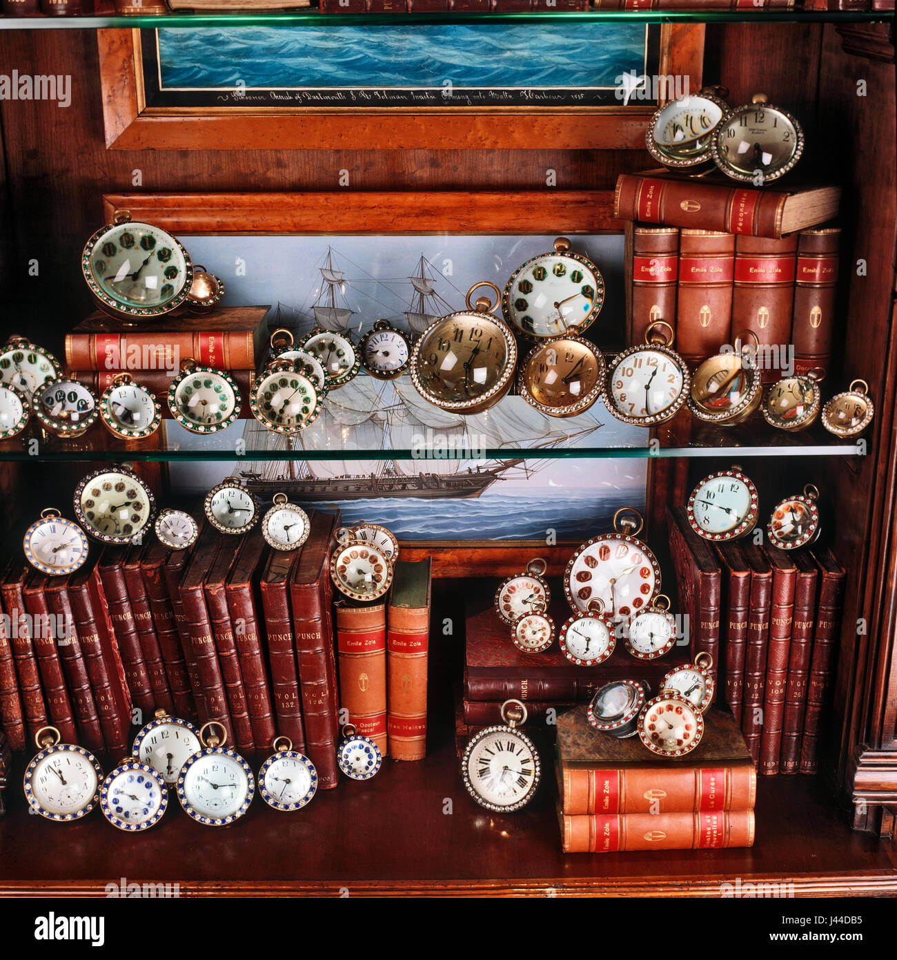 Ende des 19. Jahrhunderts Glas Kugel Uhren Leder gebundene Bücher bekleben umgibt, die mit farbigen Steinen Stockfoto