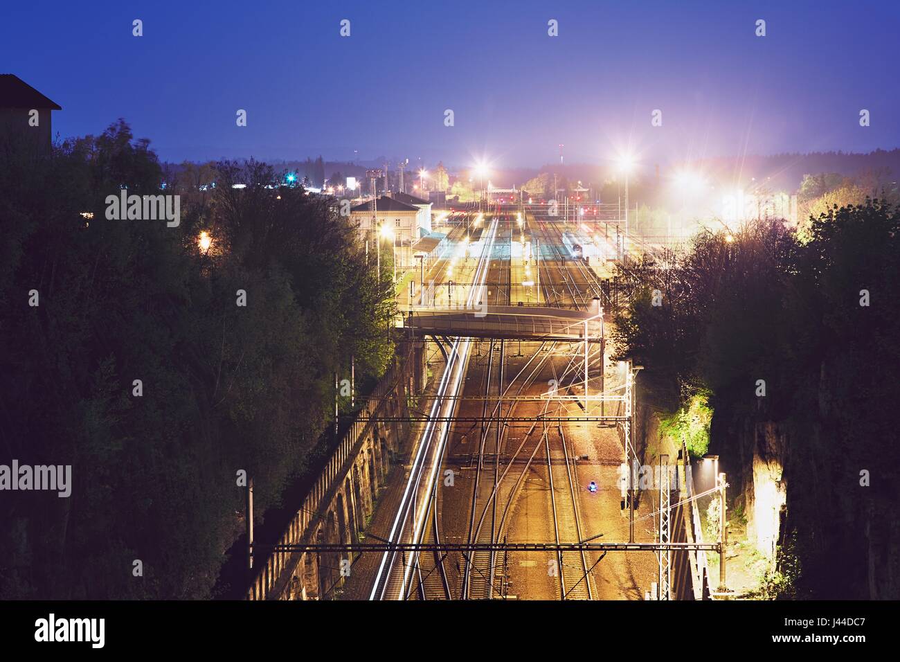 Lichter von den express-Zug im Bahnhof in der Nacht. Chocen, Tschechische Republik Stockfoto