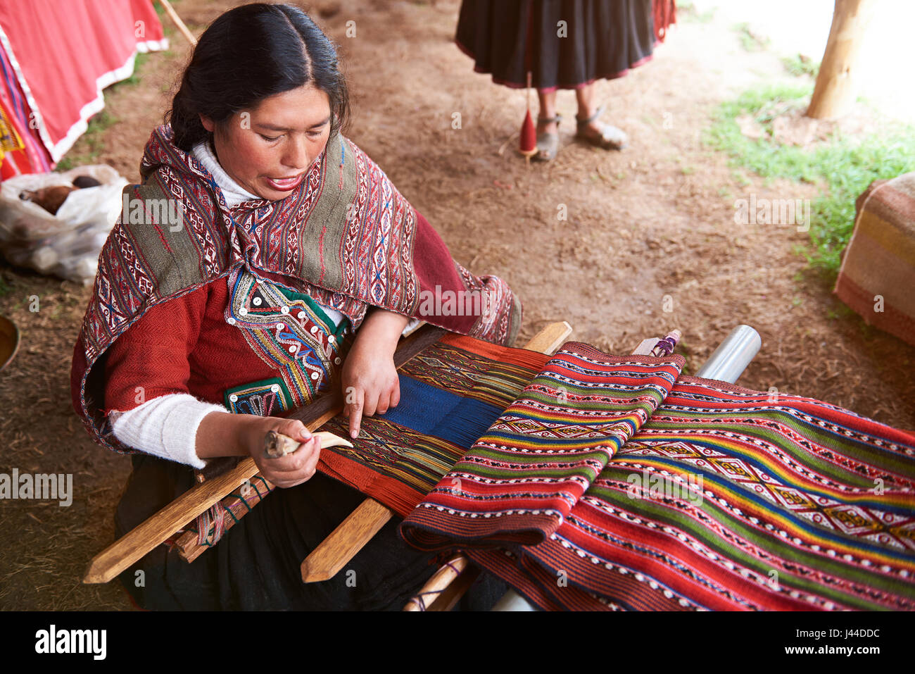 Cusco, Peru-21. April 2017: peruanische Frau, so dass herkömmlichen wolle. Frau produzieren Alpaka Tuch Stockfoto