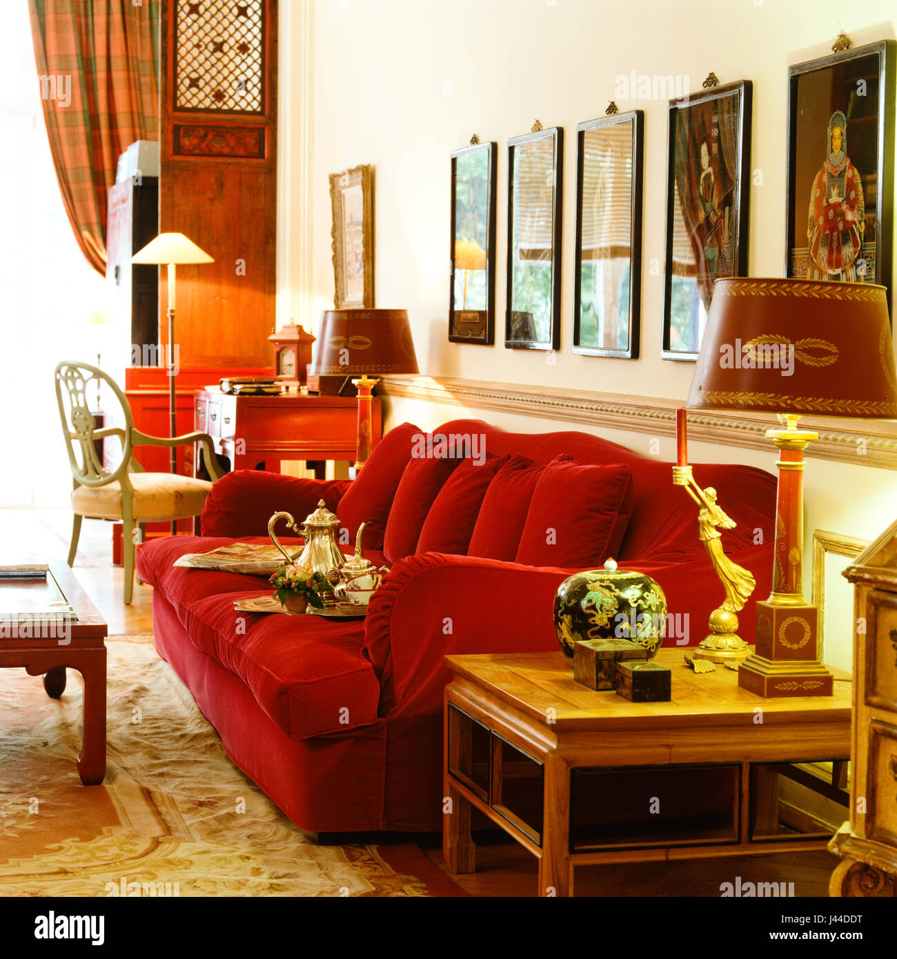 Sofa mit orientalischen Gemälden Stockfoto