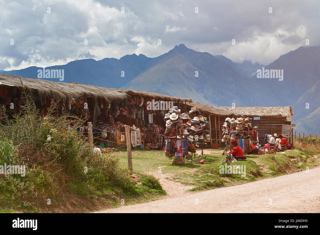 Muränen, Peru - 21. April 2017: Bunte traditionelle Textilmarkt in Peru Moray auf sonnigen Tageszeit Stockfoto