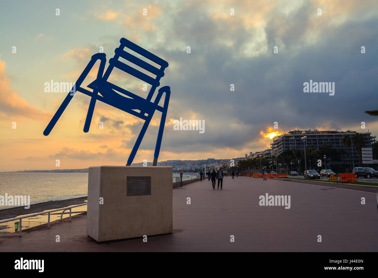Nizza, Frankreich, am 13. April 2017: Sonnenuntergang Abend der Promenade des Anglais - die wichtigsten Böschung der Stadt und das moderne plastische Bild eine Sy Stockfoto