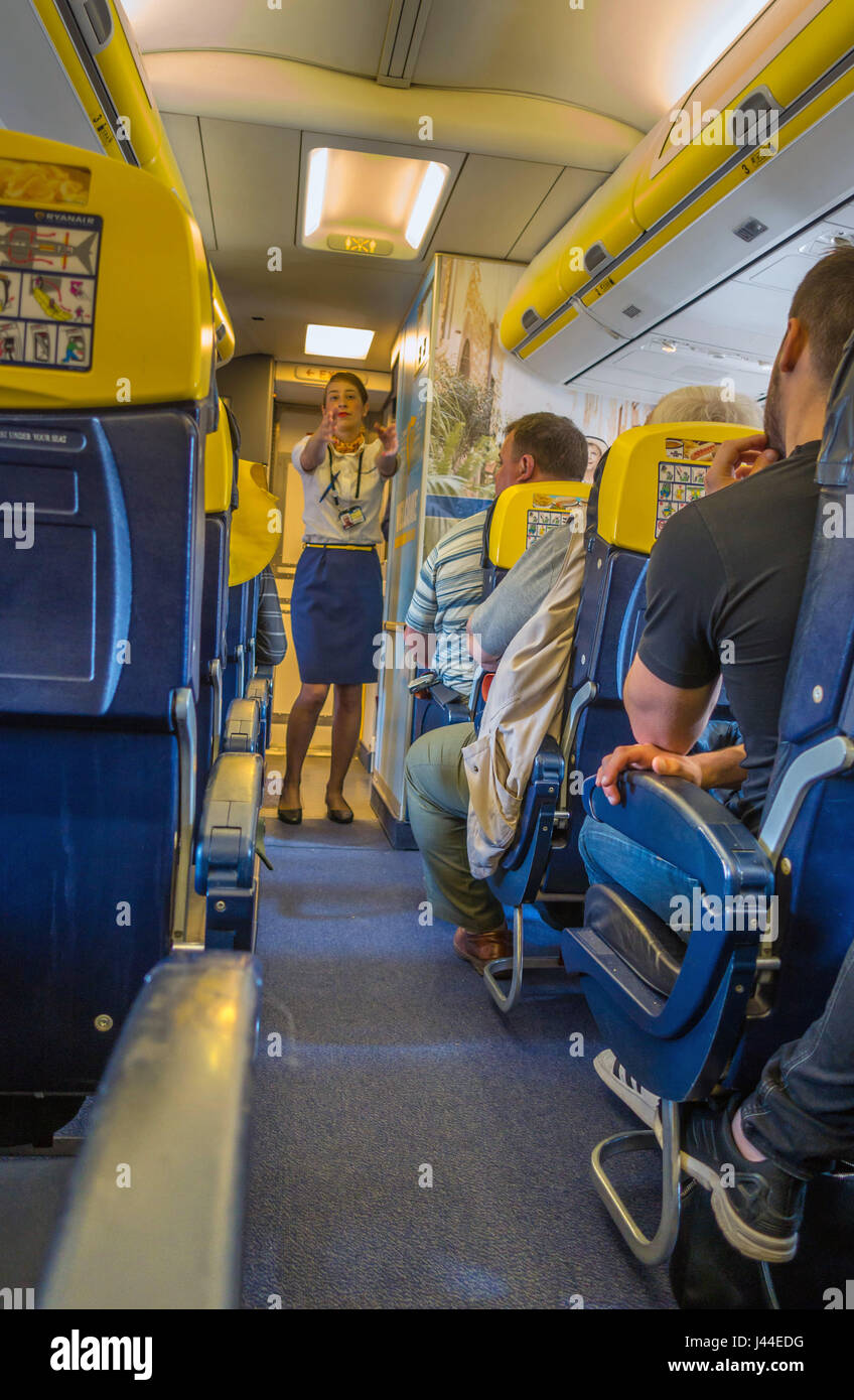 Stewardess auf Ryanair-Flug dabei Safelty Demonstration, wie Passagiere sehen Stockfoto