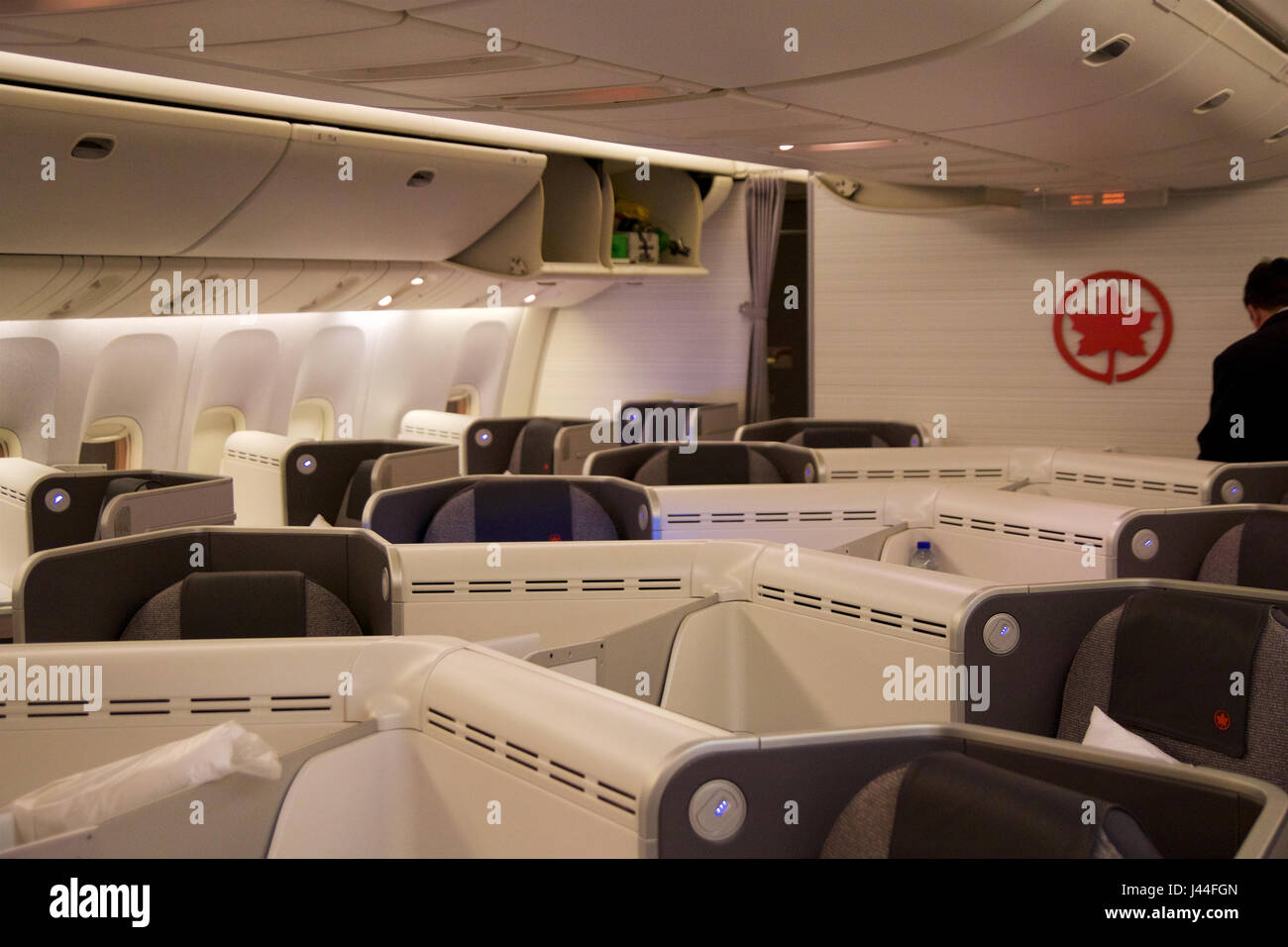 TORONTO, Kanada - 28. Januar 2017: Air Canada Business Class Sitze innerhalb einer Boeing 777-300ER von AC Air Canadas 777-300ER Businessclass auf diese Konfiguration aus insgesamt 40 Plätze als eine umgekehrte Fischgräten besteht Sitzplätze, verteilt auf zwei Kabinen. Stockfoto