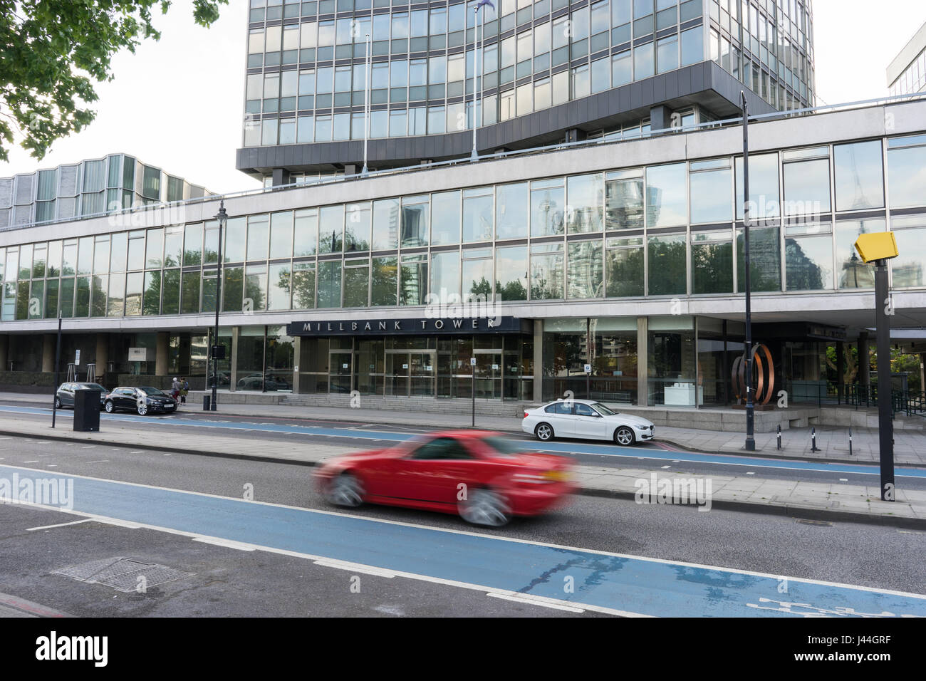 Auto im Laufe des Tages Fahrt entlang einer Straße in London, vergeht eine Radarfalle außerhalb in die Stadt neben Millbank Tower. Stockfoto