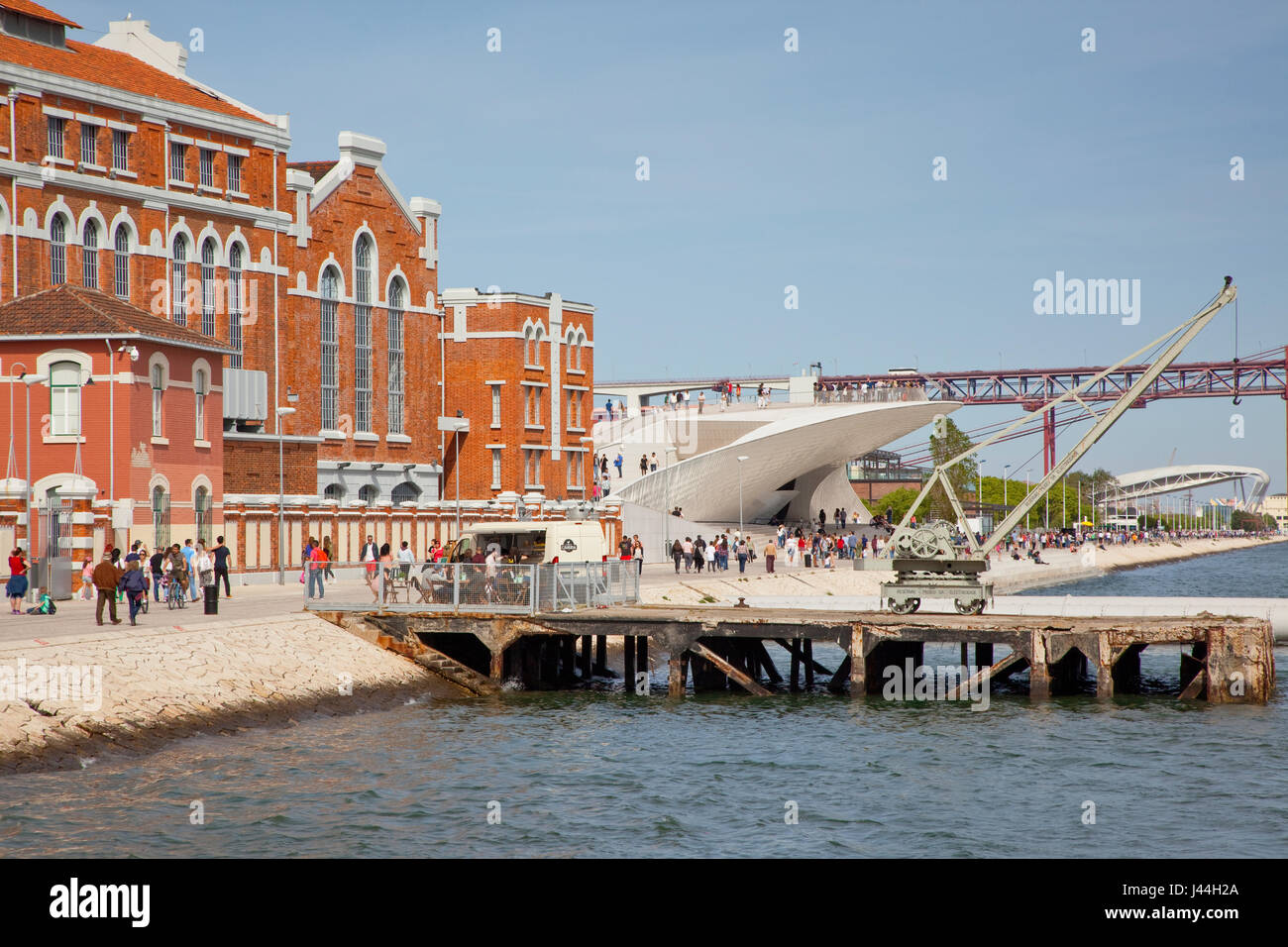Portugal, Estredmadura, Lissabon, Belem, MAAT, Museum für Kunst, Architektur und Technologie an den Ufern des Flusses Tagus, untergebracht im ehemaligen Kraftwerk Stockfoto
