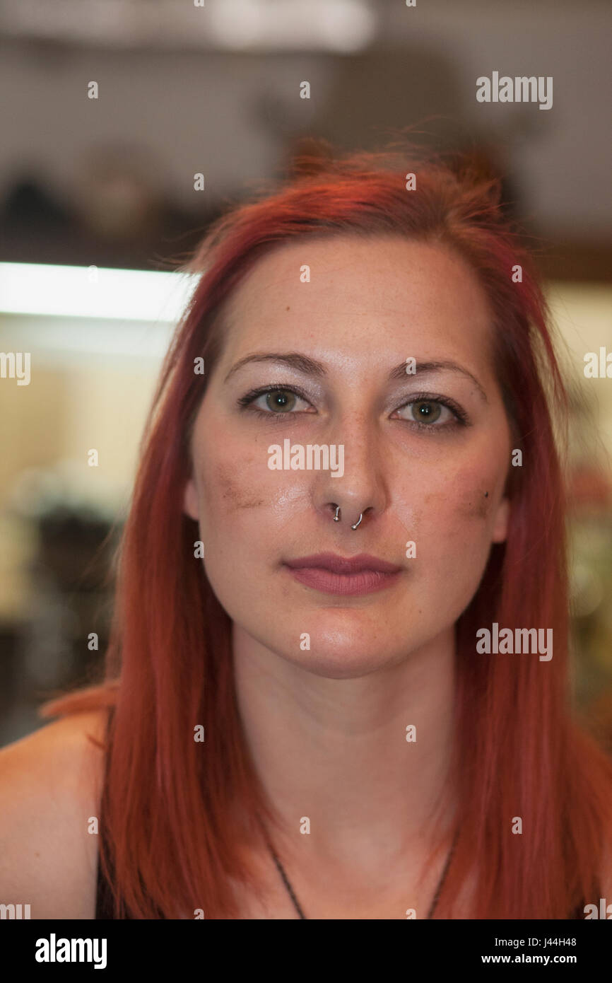 Ein Porträt einer jungen Frau mit roten Haaren. Stockfoto