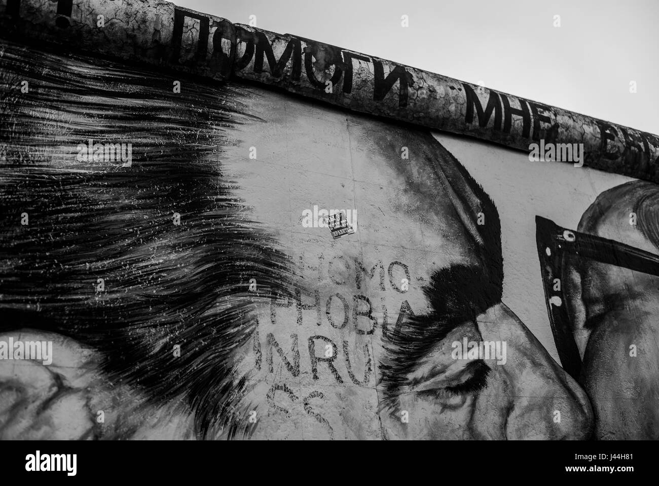 "Der Kuss" von sowjetischen Staatschef Leonid Brezhnev und DDR Präsident Erich Honecker in einer brüderlichen Umarmung auf der Berliner Mauer gemalt. Stockfoto