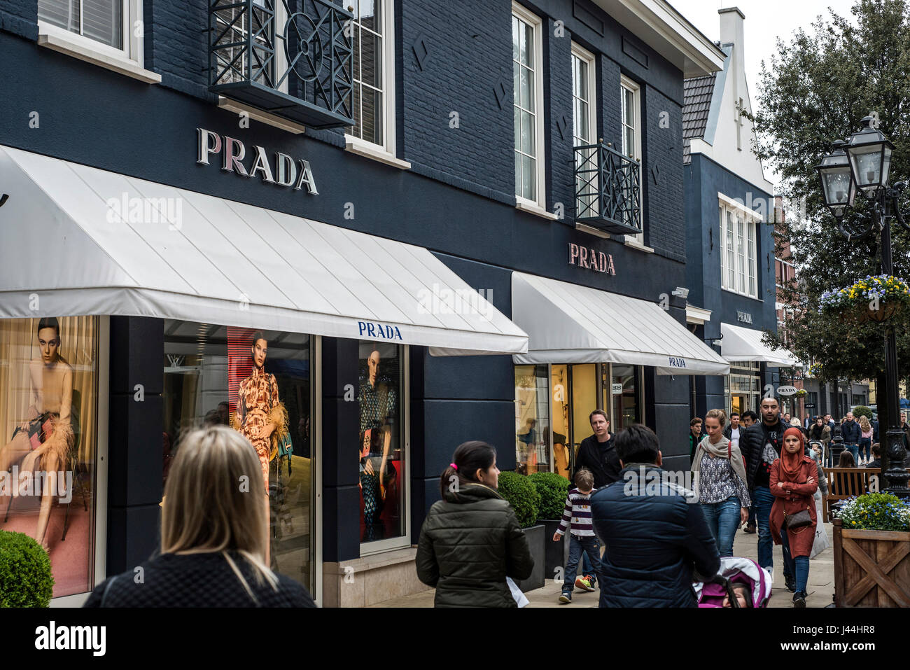 Roermond Niederlande 07.05.2017 - Logo des Luxus Prada Store in der Mc  Arthur Glen Designer Outlet shopping-Bereich Stockfotografie - Alamy