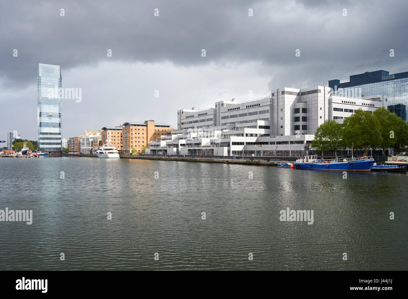 South Dock mit Dollar Bay Wohnwolkenkratzer in Canary Wharf, London, England, Vereinigtes Königreich, Großbritannien Stockfoto