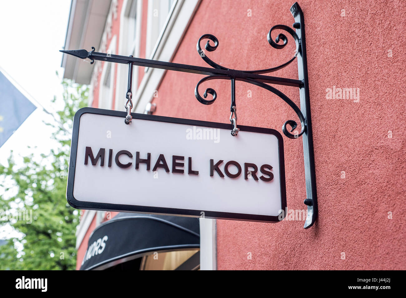 Roermond Niederlande 07.05.2017 Logo des MK Michael Kors Store im Mc Arthur  Glen Designer Outlet shopping-Bereich Stockfotografie - Alamy