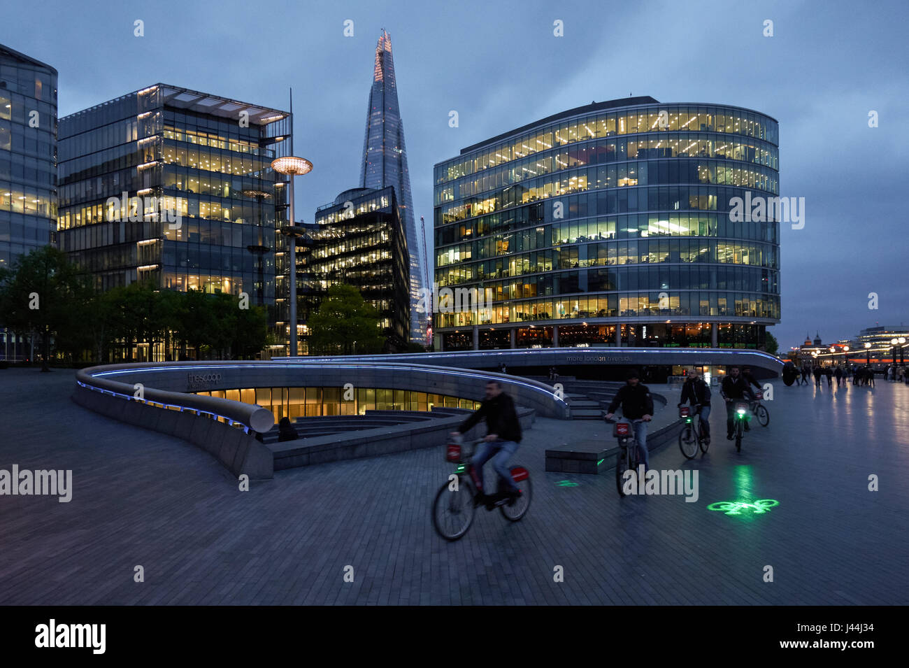 Radfahrer auf More London Riverside, London, England, Vereinigtes Königreich, Großbritannien Stockfoto