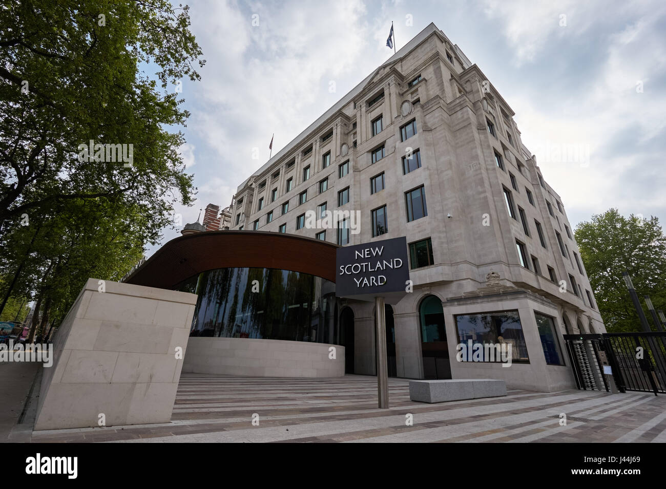 Das New Scotland Yard-Hauptquartier am Victoria Embankment in London, England, UK Stockfoto