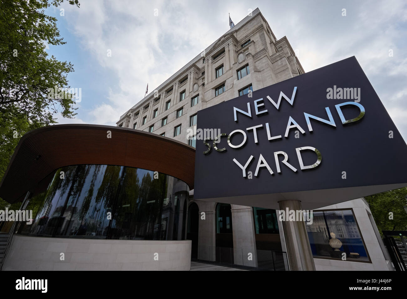 Das New Scotland Yard-Hauptquartier am Victoria Embankment in London, England, UK Stockfoto