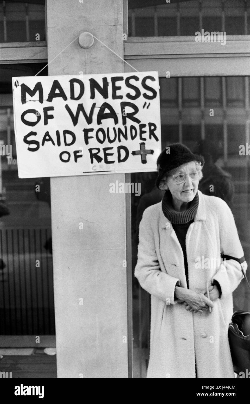 Anti-Falkland-Kriegsdemo London Mai 1983. Henry Dunant, Gründer des Roten Kreuzes, sagte: „The Madness of war“ in den 1980er Jahren England, Großbritannien HOMER SYKES Stockfoto