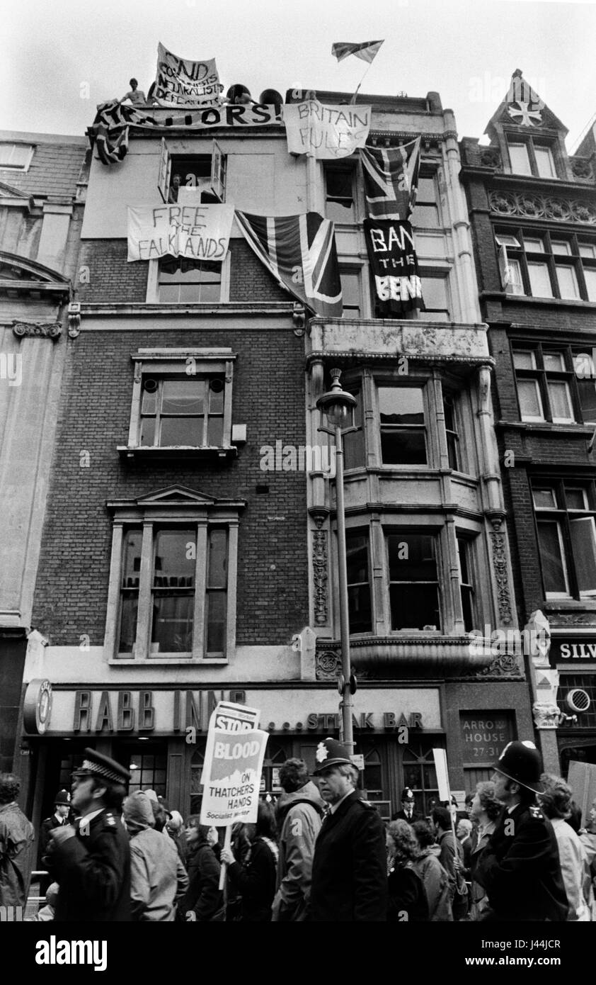 Anti-Falklands-Kriegdemo Whitehall London Mai 1983 mit Gegendemonstration, Menschen hängen Banner vom Gebäude, die Pro-Falkland-Krieg sind. Banner lesen CND Kommunisten Neutralisten Defeatisten, Patriotismus und Verrat der 1980er Jahre UK HOMER SYKES Stockfoto