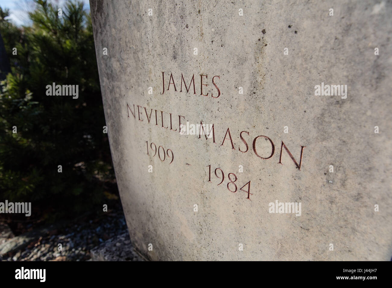 Das Grab von britischer Schauspieler James Mason auf dem Friedhof in Corsier-Sur-Vevey, Waadt, Schweiz. Stockfoto