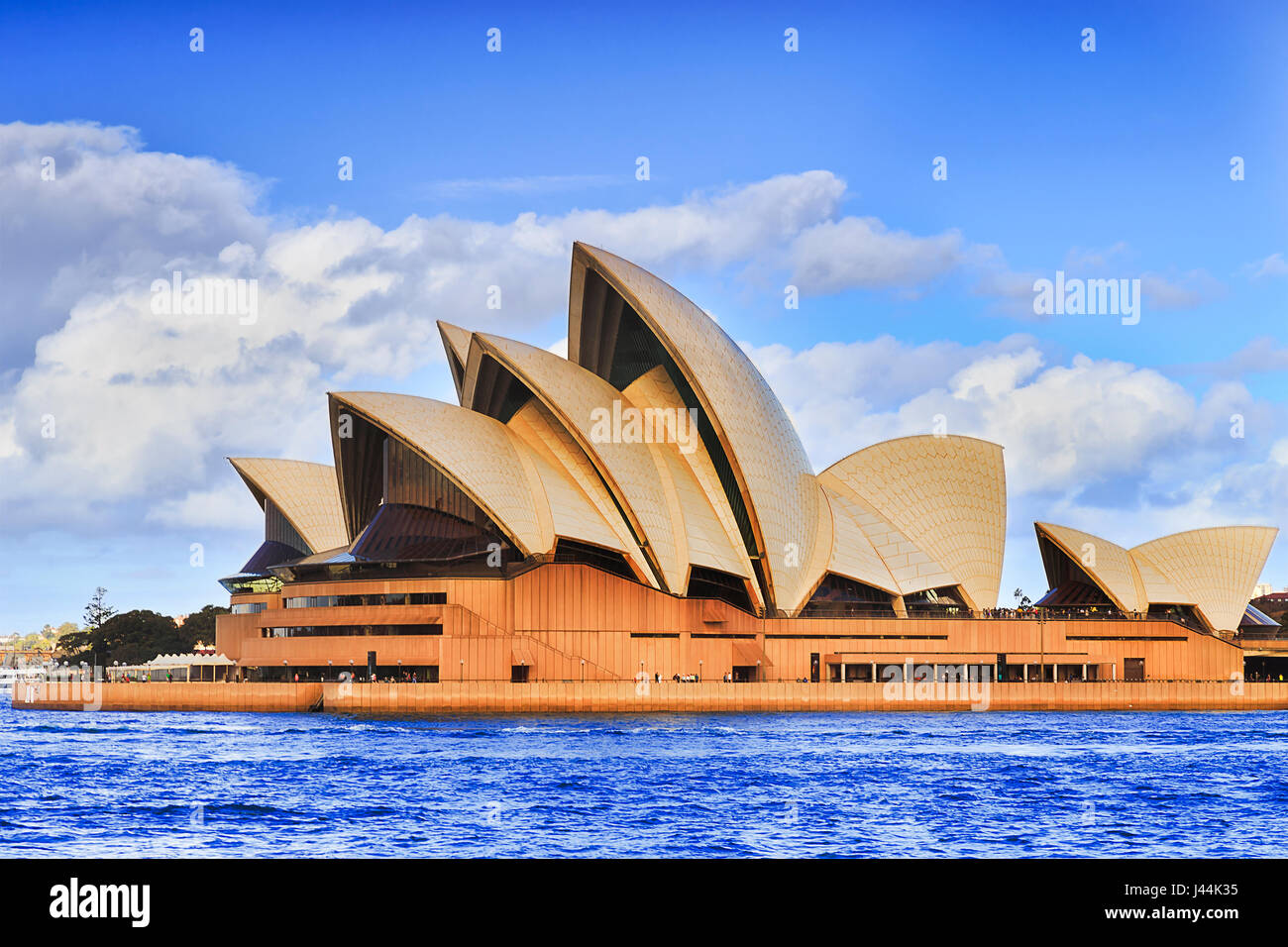 Sydney, Australien - 30. April 2017: australische Wahrzeichen Sydney Opera House am Ufer des Hafens von Sydney an einem sonnigen Tag gegen blauen Himmel. Stockfoto