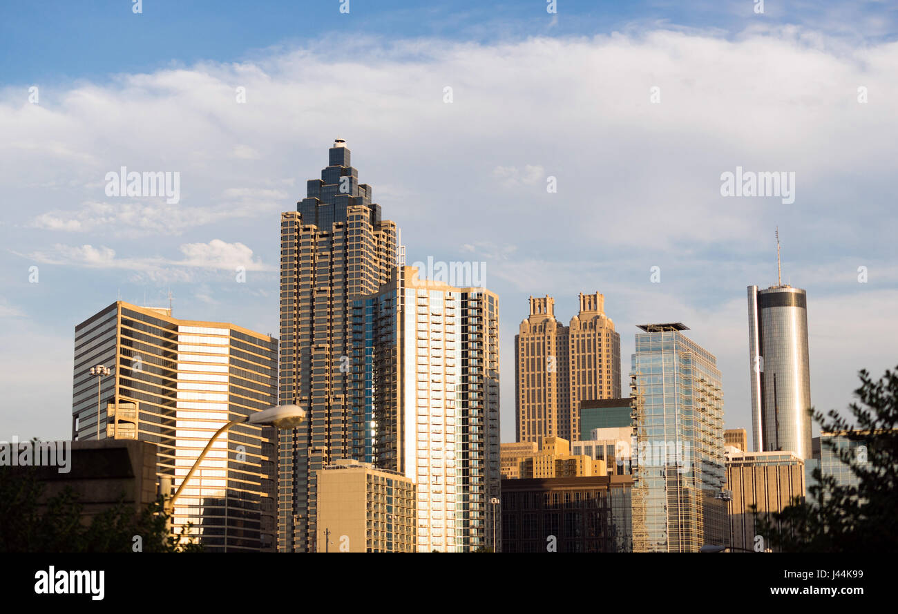 Weiche blaue Wolken am Nachmittag Licht über Atlanta downtown Stockfoto