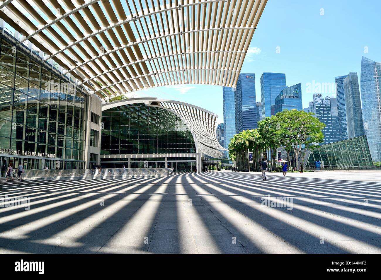 Dramatische Schatten in der Plaza außerhalb der Marina Bay Sands Einkaufszentrum in der Innenstadt von Singapur aus Gusseisen Stockfoto