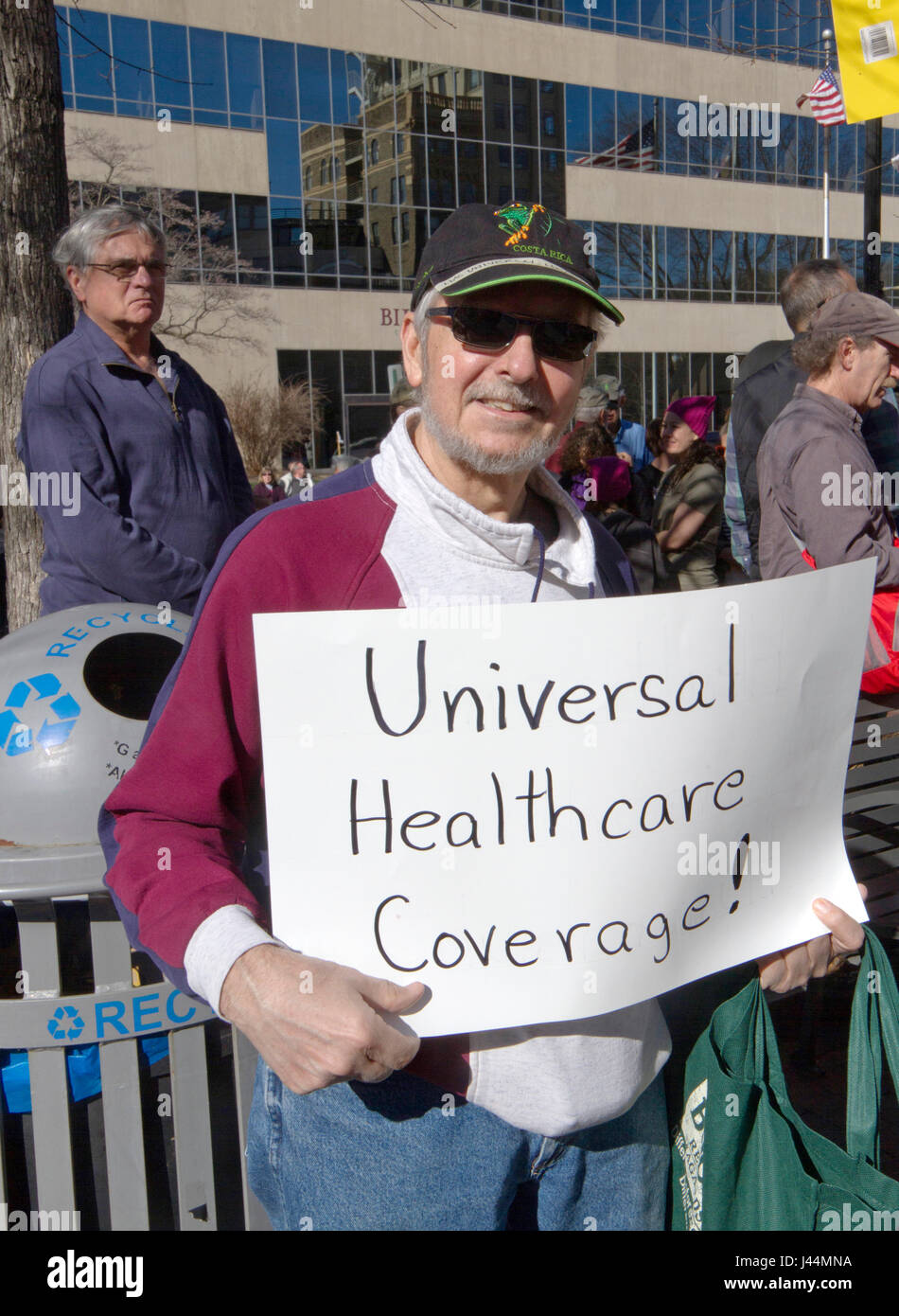 Asheville, North Carolina, USA - 25. Februar 2017: Ein Mann hält ein Schild mit der Aufschrift "Flächendeckende Gesundheitsversorgung" bei einem Obamacare (bezahlbare Pflege Act) ra Stockfoto