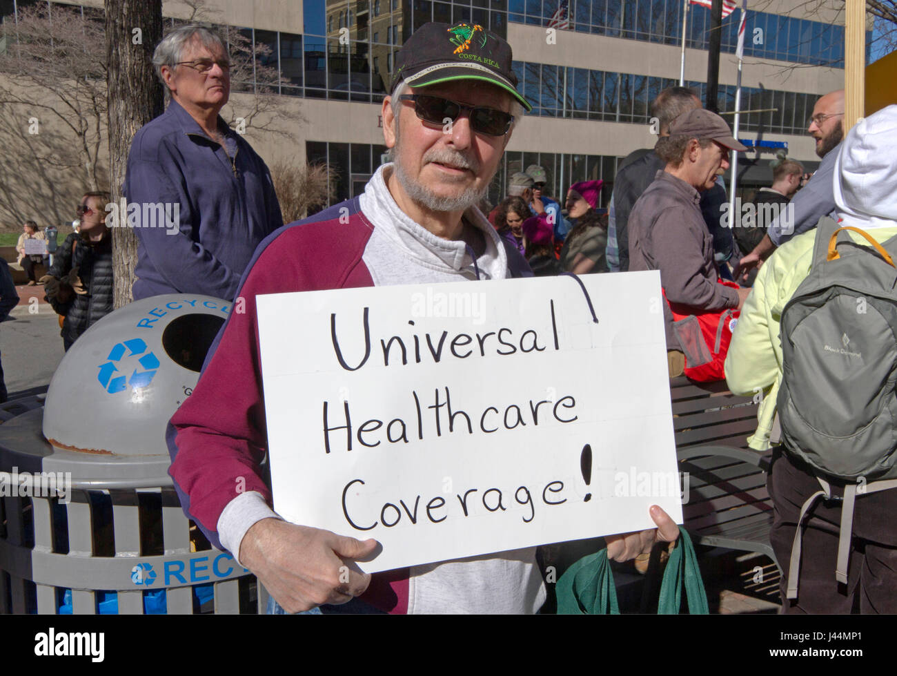 Asheville, North Carolina, USA - 25. Februar 2017: Ein Mann hält ein Schild mit der Aufschrift "Flächendeckende Gesundheitsversorgung" bei einem Obamacare (bezahlbare Pflege Act) ra Stockfoto