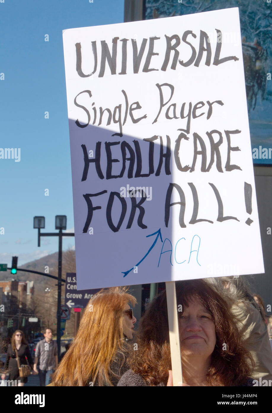 Asheville, North Carolina, USA - 25. Februar 2017: Frau hält ein Schild mit der Aufschrift "Universal Single Payer Healthcare für alle" an einem Obamacare (bezahlbar Stockfoto