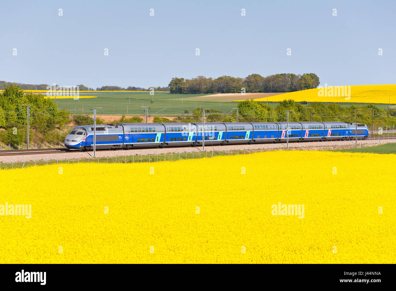 TGV Duplex mit Hight Geschwindigkeit in Yonne, Frankreich Stockfoto