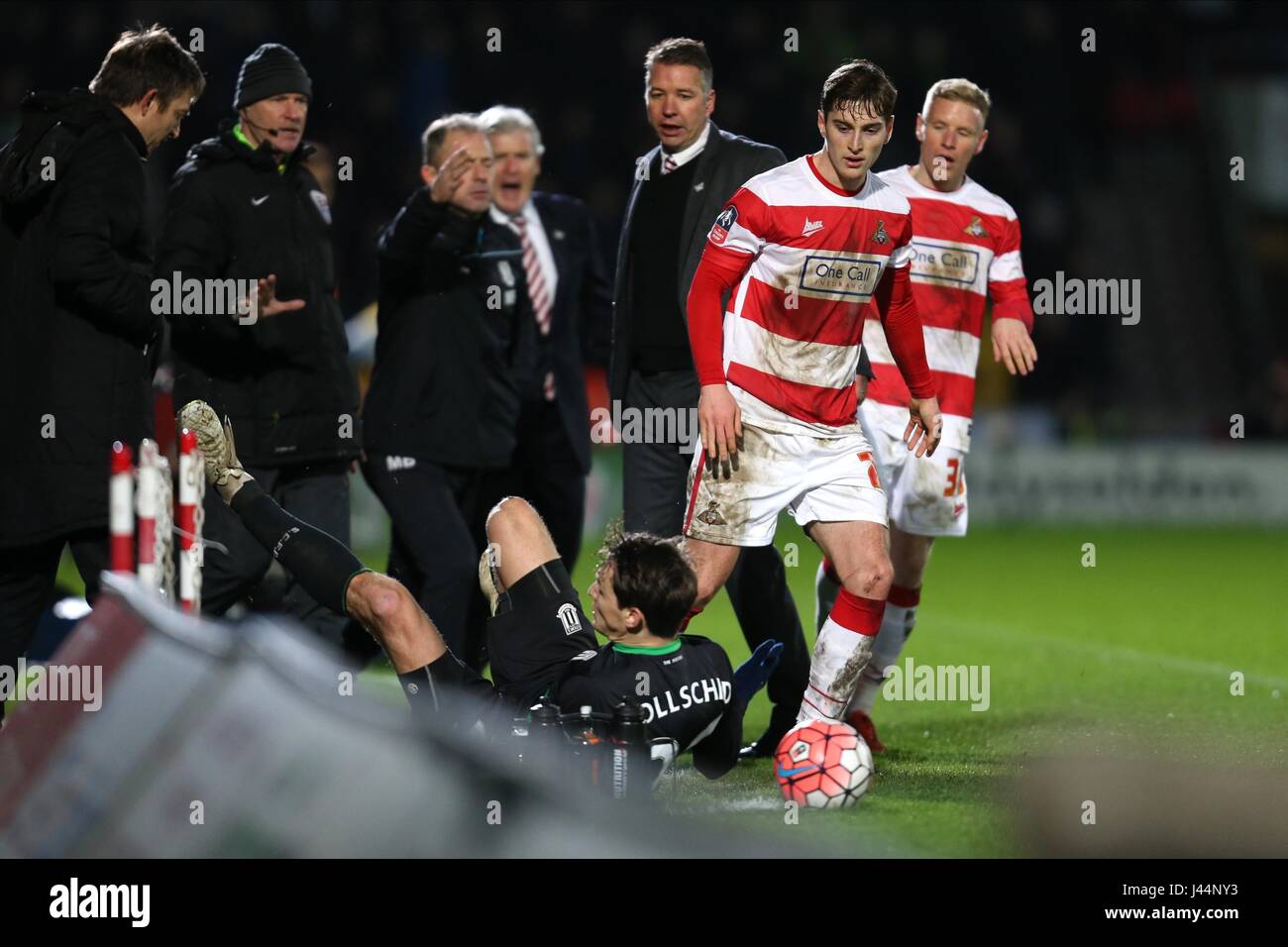 HANDGEMENGE mit DARREN FERGU DONCASTER V STOKE KEEPMOAT Stadion DONCASTER ENGLAND 9. Januar 2016 Stockfoto