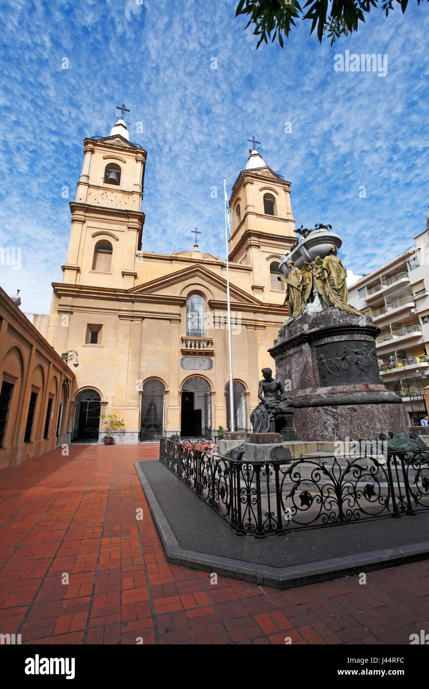 Die Santo Domingo Convent oder Basilika unserer lieben Frau vom Rosenkranz und Kloster von Santo Domingo. General Belgrano Mausoleum im Vordergrund. Stockfoto