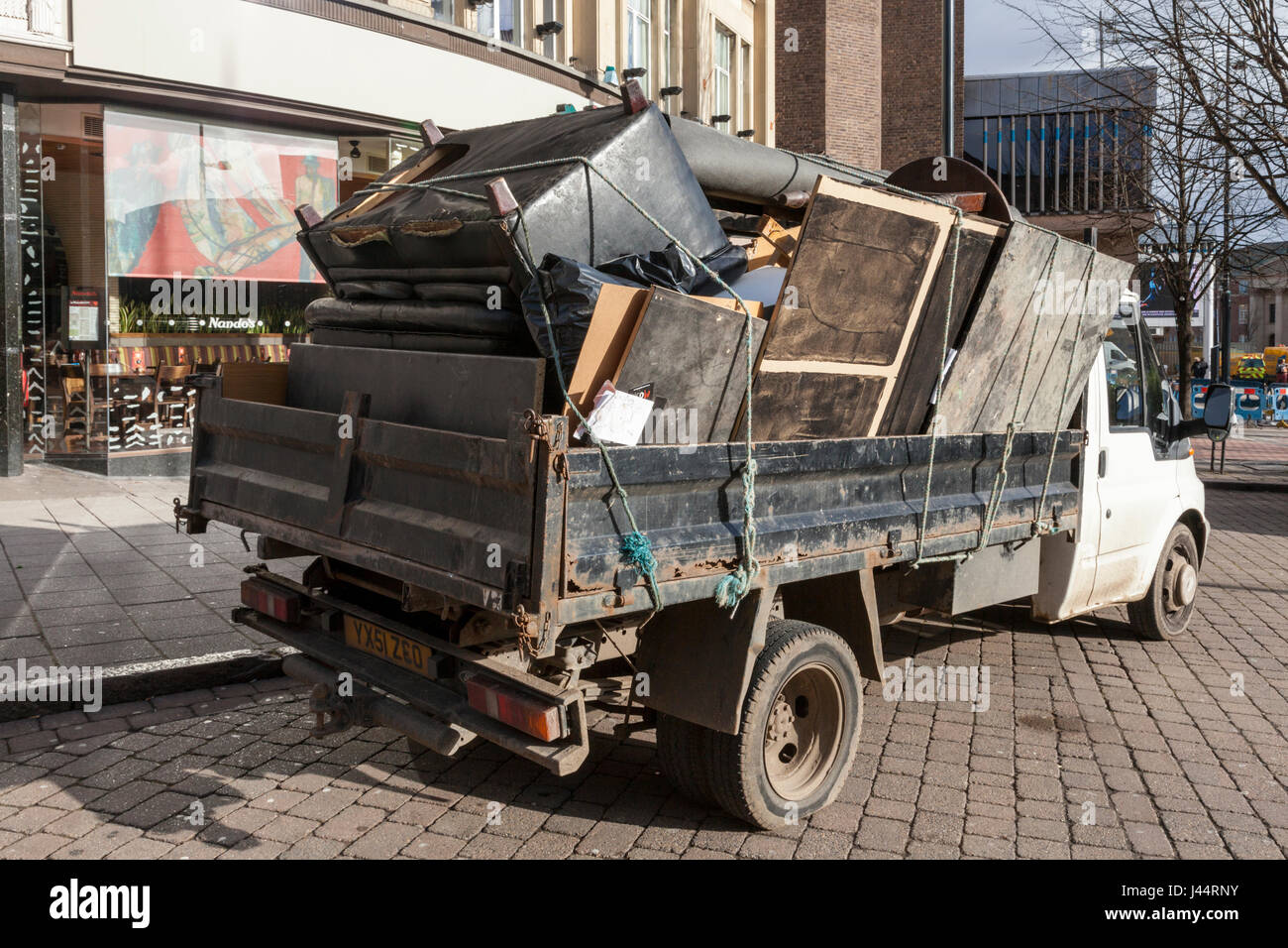 Volle Lkw abholen. Überladene Fahrzeug mit unter aufgepumpten Reifen, Derby, England, Großbritannien Stockfoto