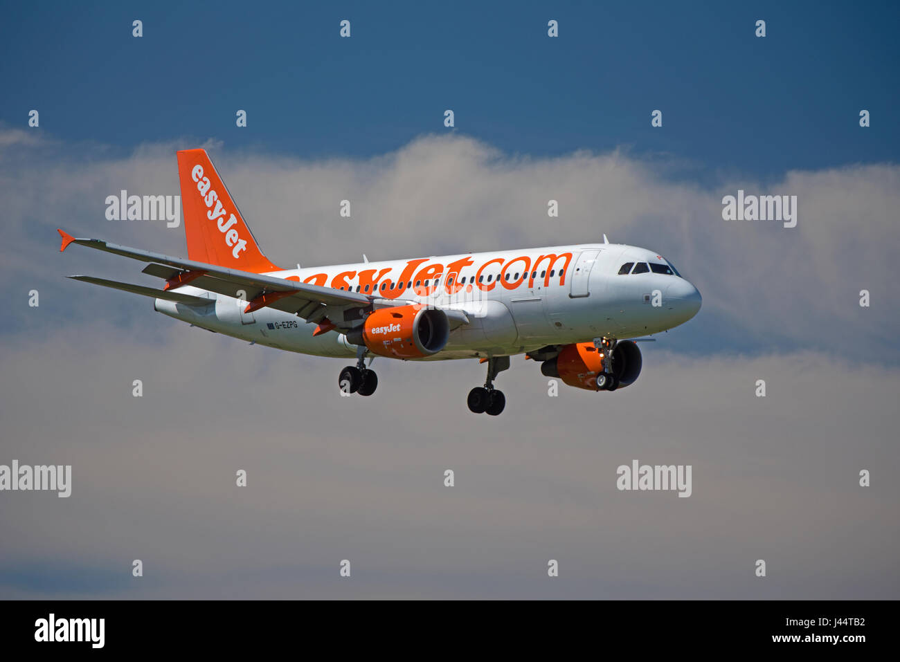 EasyJet kommerziellen Passagier Flugzeuge Airbus A 320-214 in seiner unverwechselbaren Unternehmen orange Lackierung Stockfoto