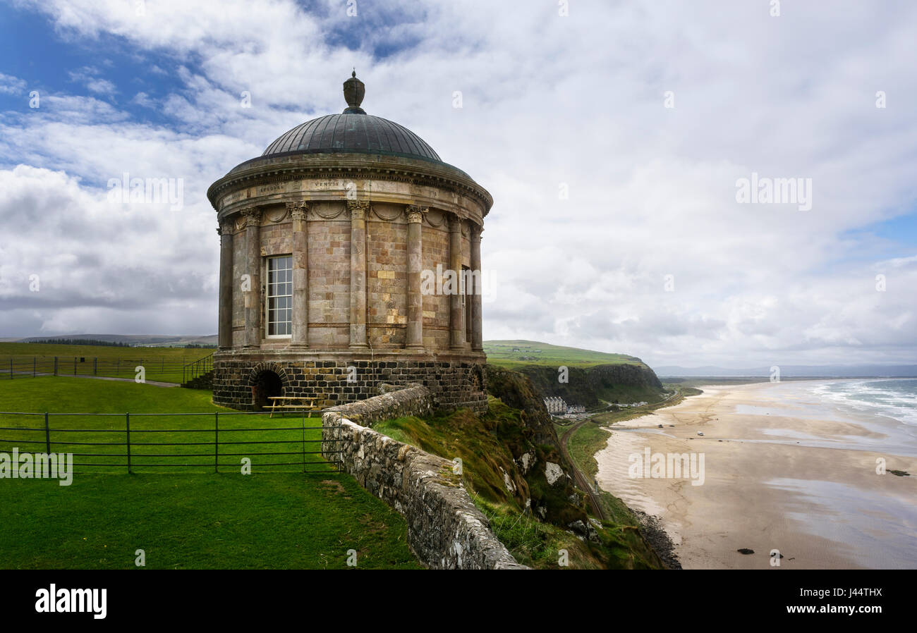 Mussenden Temple auf Klippe über Benone Strand bei Abfahrt in der Nähe von Castlerock im County Londonderry-Nordirland Stockfoto