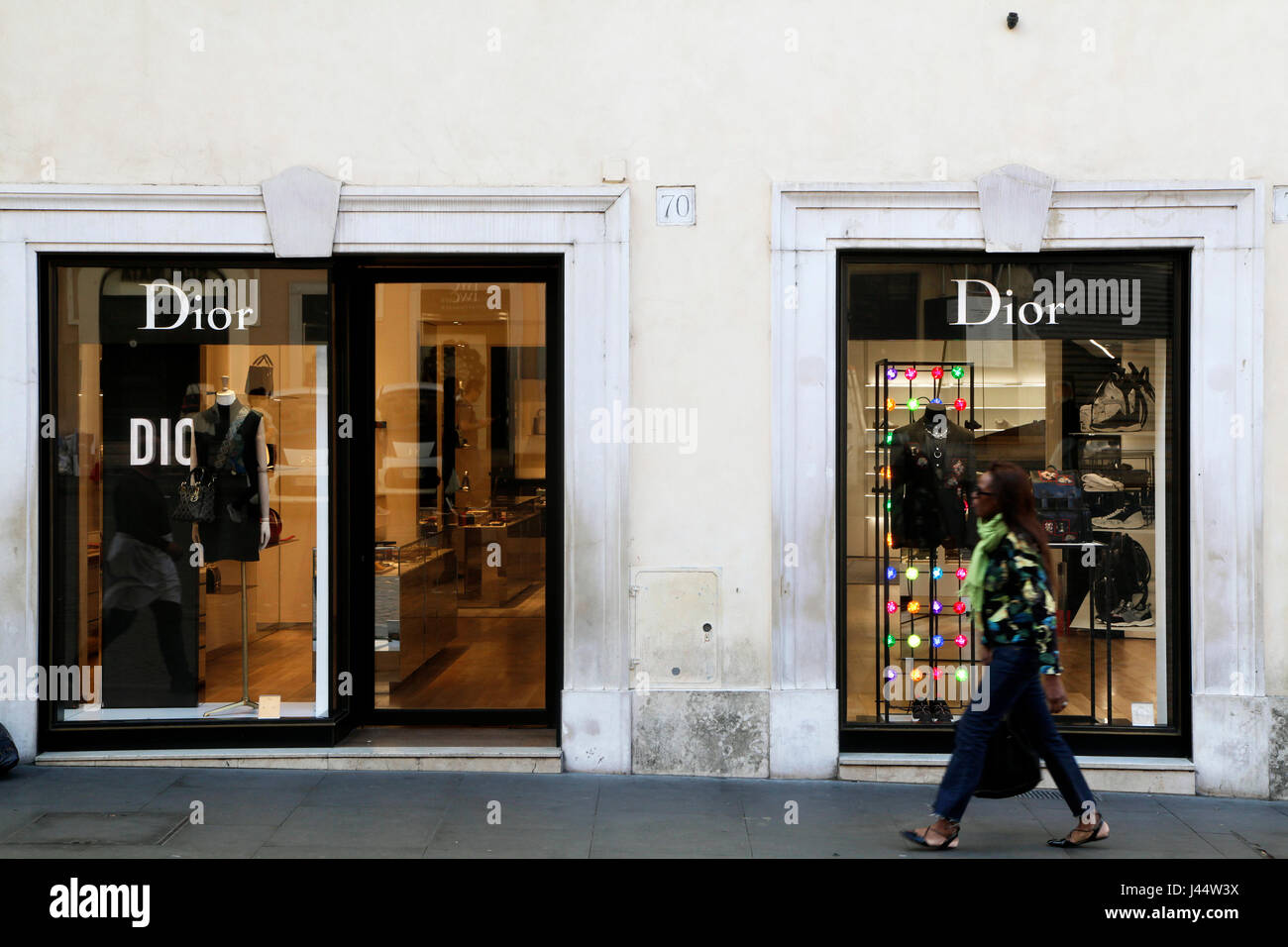 Fußgänger gehen vorbei an einer Dior-Filiale zur Piazza di Spagna, Rom Italien Stockfoto