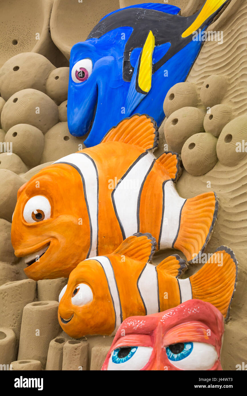 Finding Nemo und Finding Dorie Sandskulptur von den Bildhauern Rachel Stubbs & Mark Anderson, eine der Sandskulpturen in Sandworld, Weymouth, Dorset, Großbritannien Stockfoto
